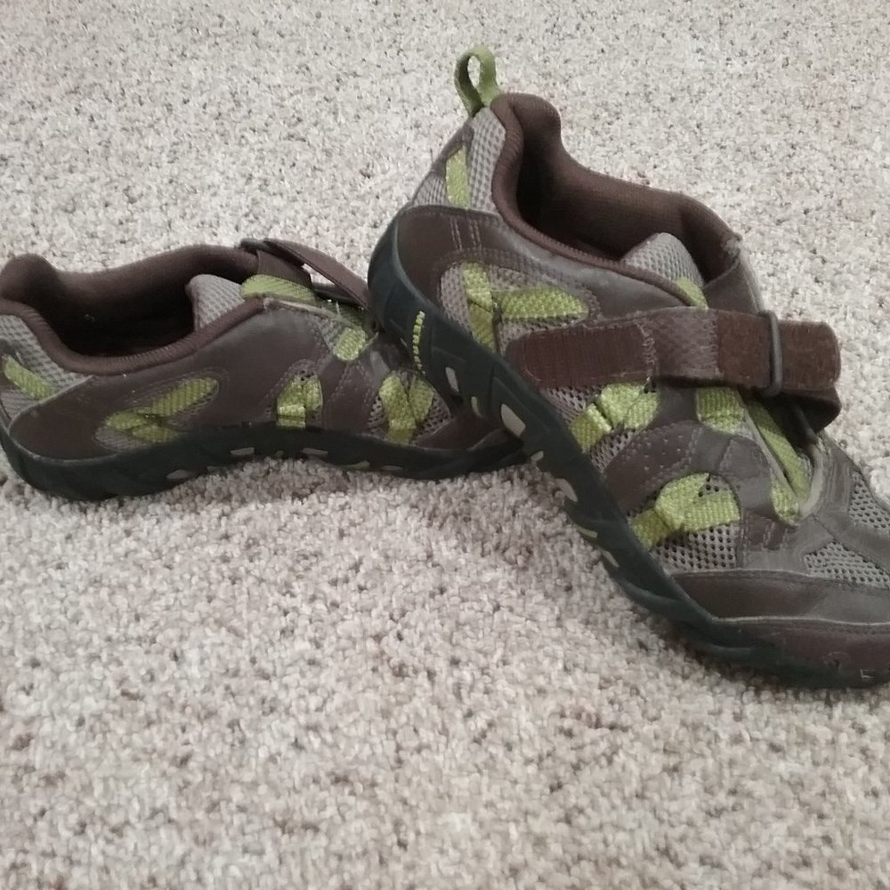 Merrell Trail Vented shoes size 4 boys